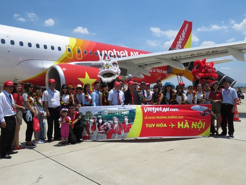 Vietjet Air inaugure la ligne aérienne Tuy Hoà-Hanoï  - ảnh 1